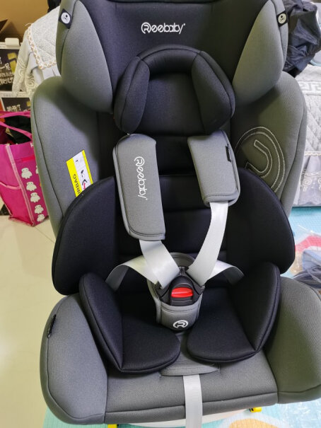 瑞贝乐reebaby汽车儿童安全座椅ISOFIX接口后排坐三个人能坐下吗？
