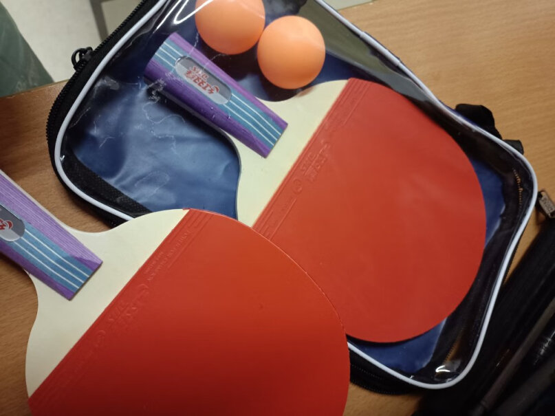 红双喜乒乓球拍一副2只装带拍套和乒乓球业余入门训练球拍胶皮捏起来是硬的还是软的？