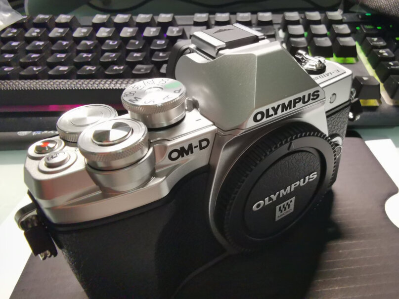 奥林巴斯E-M10 MarkIV微单相机可以换佳能的镜头吗？