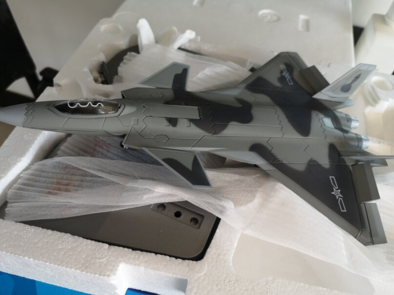 军旅情歼20飞机模型歼二十黑的好看还是灰的好看？