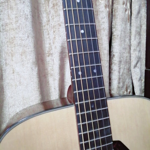 雅马哈F630民谣吉他雅马哈吉他都送什么配件 另外可以给它的弦距来张特写看看吗？