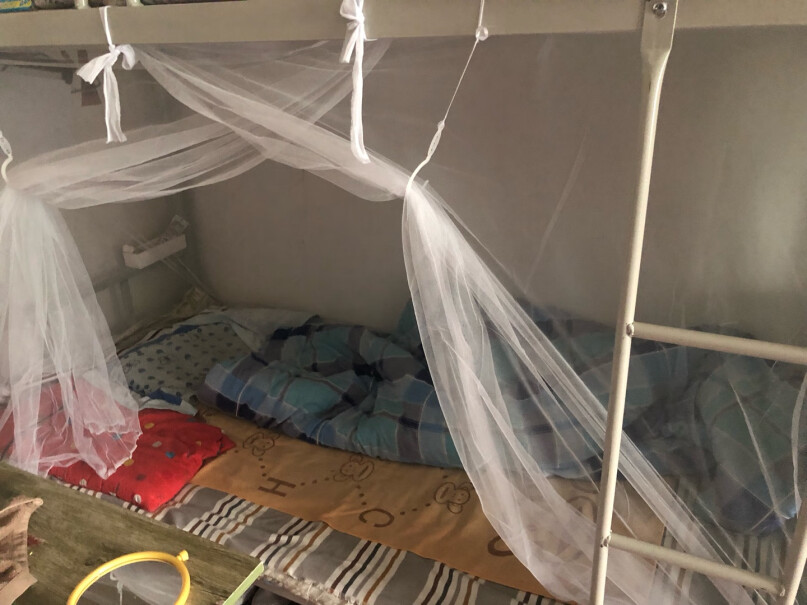 艾薇蚊帐学生宿舍床帘有没防尘顶的？