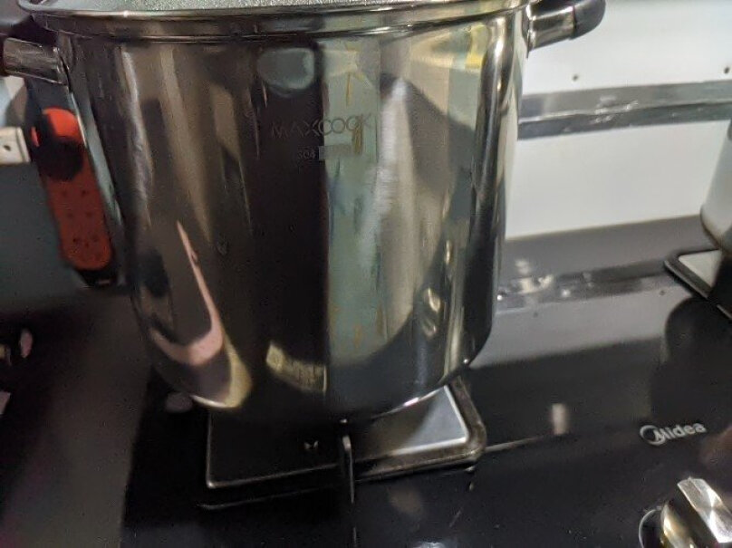 美厨汤锅304不锈钢复底高汤锅24cm外面容易脏吗？