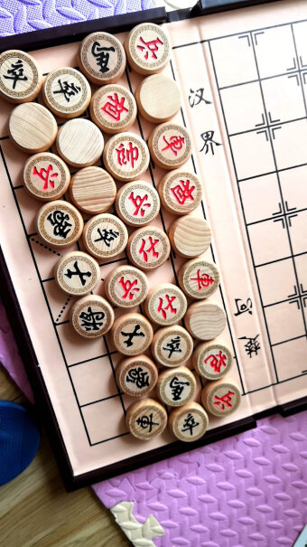 龙动力中国象棋实木大号精品带棋盘木制立体榉木象棋皮革棋盘有开裂的吗？咋样？