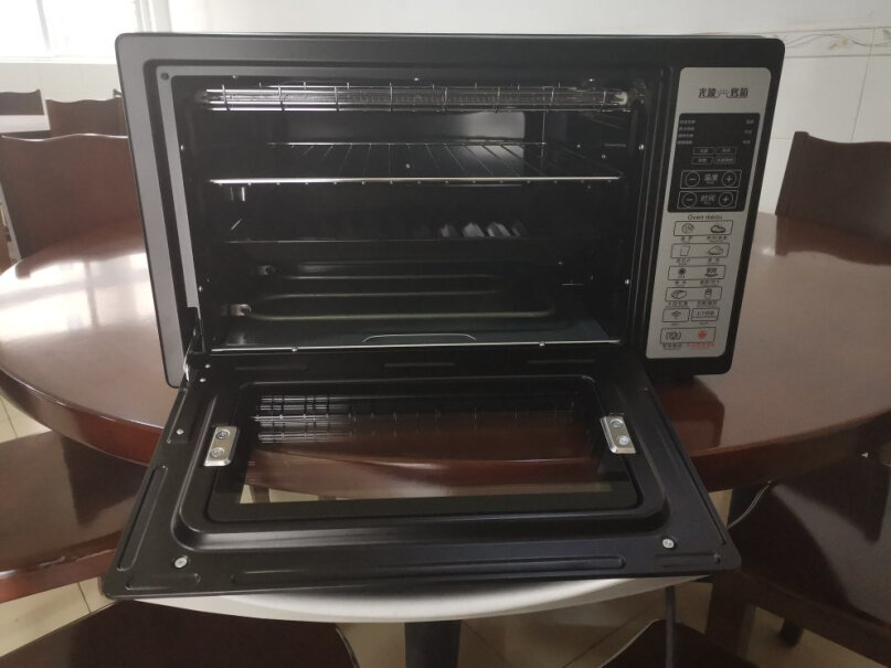 格兰仕全自动智能电烤箱家用你好亲，请问一下烤箱里面的内胆是什么材质的呢，好不好清理呀？是不锈钢的吗？