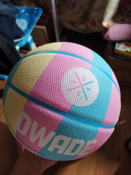 李宁lining篮球CBA赛事用球室内外发泡橡胶花式蓝球请问是软皮的吗？