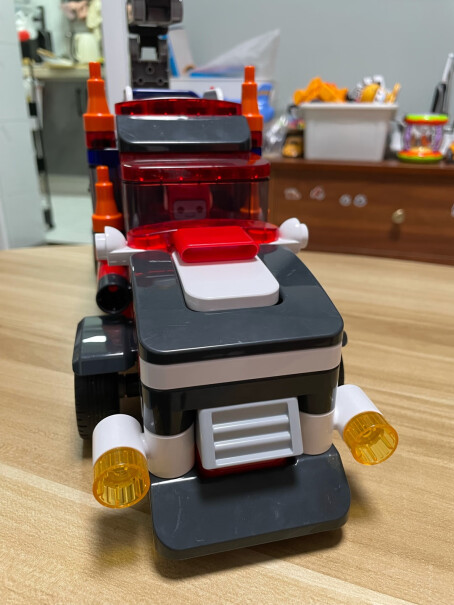 布鲁可大颗粒积木玩具男孩女孩拼装积木车生日礼物请问这款重型卡车有遥控吗？