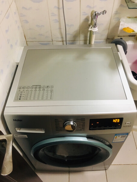 海尔（Haier超薄滚筒洗衣机全自动洗衣机里附带的降噪海绵是贴在什么地方的？