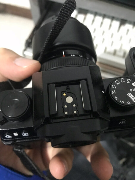 富士X-S10 微单15-45mm套机相机能用手机的充电器充电吗？