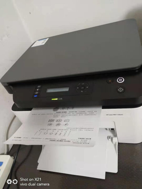 惠普136nw这个机器的wifi密码多少呢，要怎么样设置才能无线打印？