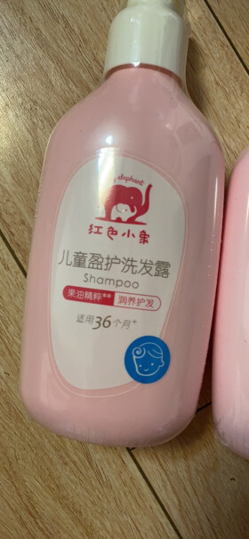 红色小象儿童洗发水盈护530ml液体是透明吗？