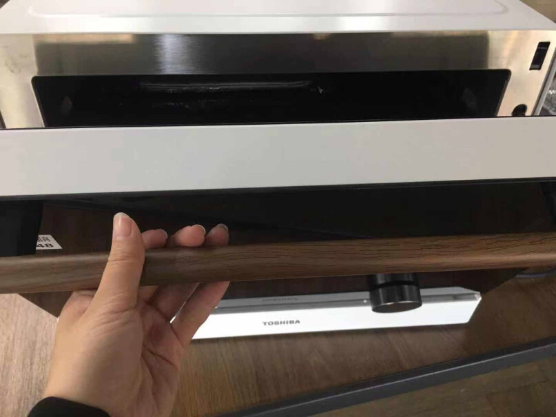 东芝TOSHIBA家用智能微波炉烤箱一体机上面的加热管如何清洁？
