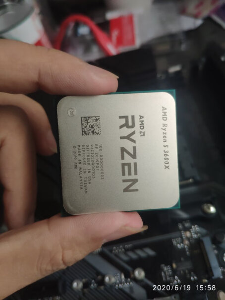 AMD 锐龙5 3600X CPU风扇带硅胶吗？