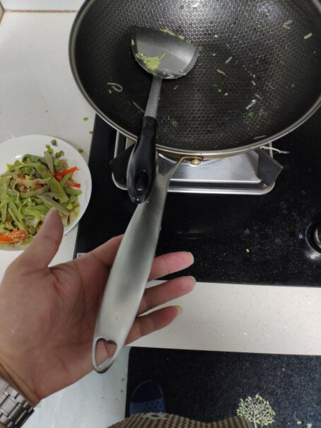 炊大皇炒锅这个锅把看着是铁的啊，不烫手吗？