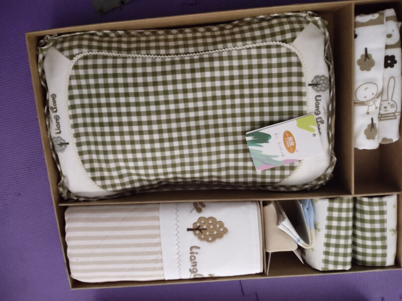 良良婴儿枕头礼盒大家买的礼盒都有纸缝带吗？