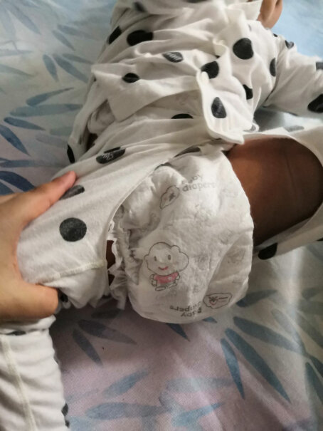一朵国潮超薄婴儿纸尿片XL126片柔薄透气秒吸尿片可以放在宝宝内裤里面吗？