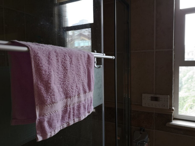 虎先森免打孔毛巾架浴室置物架太空铝卫生间挂双杆毛巾杆可以打孔吗？