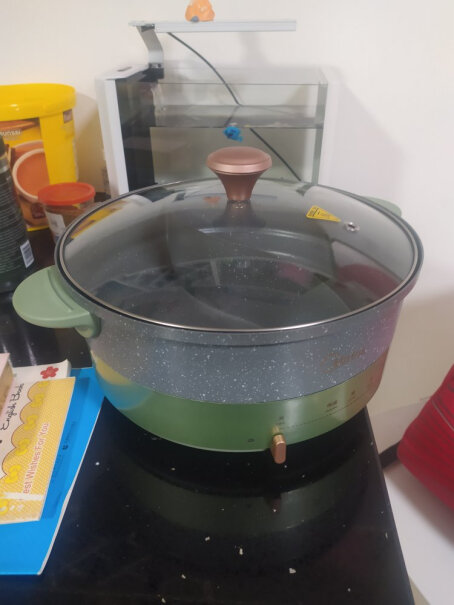 美的电火锅鸳鸯锅煎食物粘锅吗？