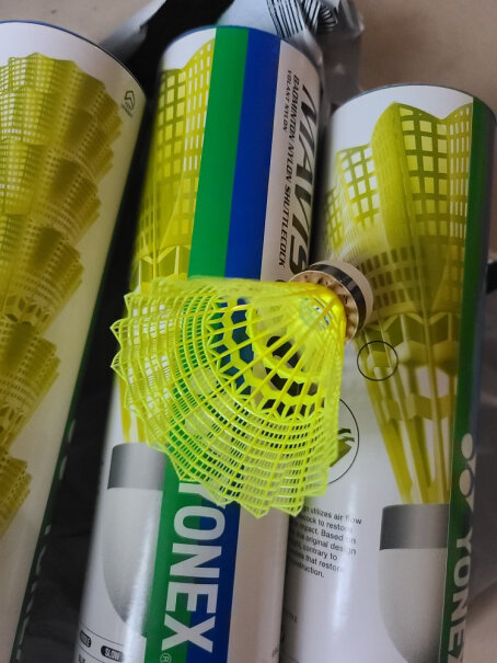 尤尼克斯YONEX尼龙羽毛球耐打训练习YY塑料胶球M-600这种羽毛球 会不会伤拍？