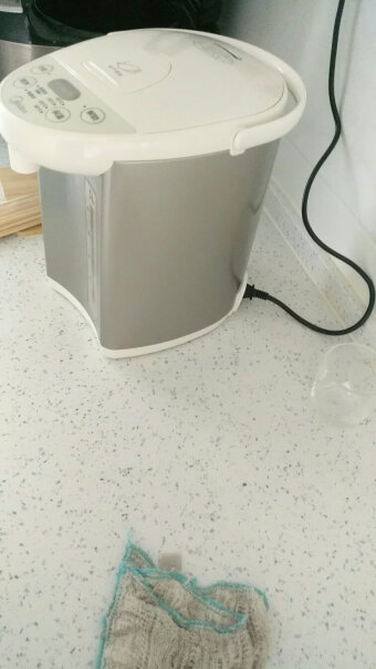 美的水壶电水壶热水瓶开水壶304净甜Colour201控温水加热有味道吗？