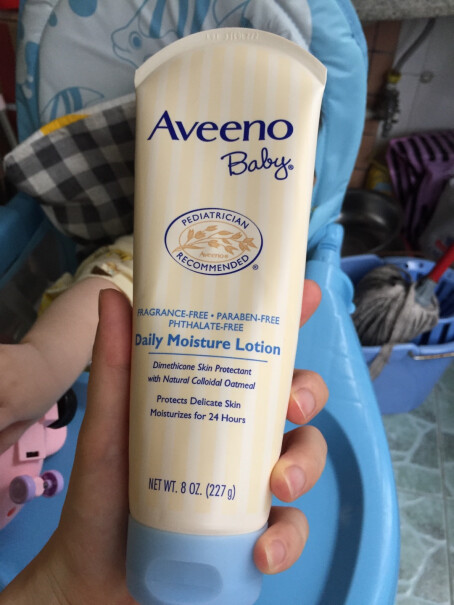 Aveeno艾惟诺婴儿保湿润肤身体乳浅蓝色 挤出来的 乳液 膏体 有没有 好像比较粗糙 没那么细腻 看着像是 有颗粒感呀？