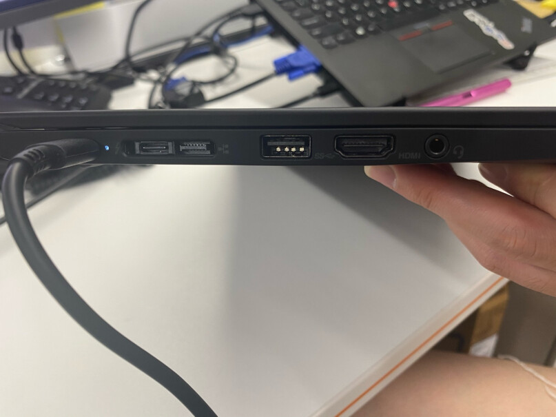 联想笔记本电脑ThinkPadX1买过的大哥，看测试11th core这台笔电用了wifi6网卡，网络延迟控制的很好，是吧？