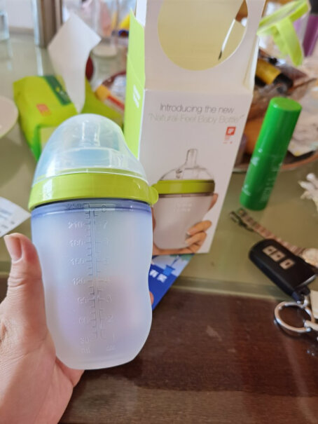 可么多么新生儿硅胶奶瓶宽孔径防胀气防摔沒吸管和手柄吗？