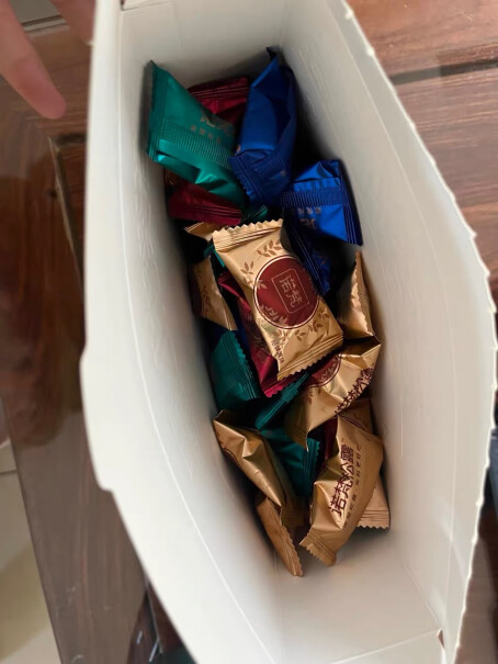 诺梵糖果松露巧克力礼盒盒子大不大？适合送礼吗？
