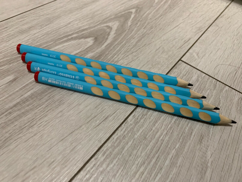 思笔乐洞洞笔铅笔小学生文具铅笔掉色嘛？