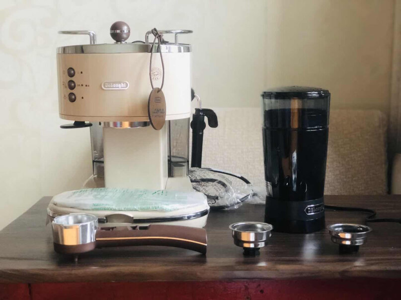 德龙DelonghiECO310半自动咖啡机乐趣礼盒装直接加咖啡豆的吗？