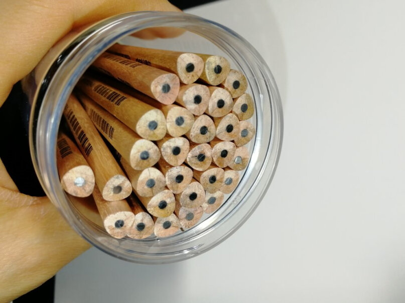 得力deli原木六角笔杆2B铅笔带橡皮头学生考试素描绘图铅笔笔芯容易断吗？
