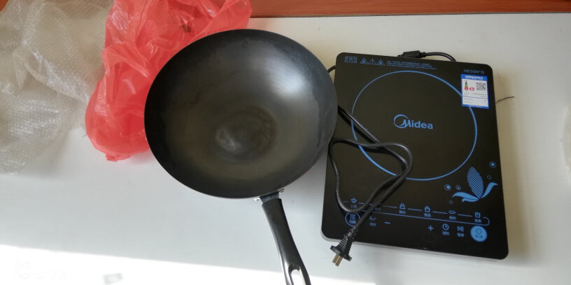 美的电磁炉大功率家用智能触黑晶面板送的锅可以用燃气吗？