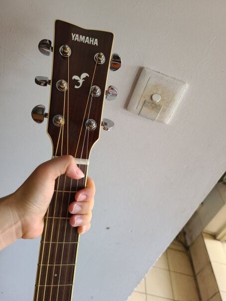 雅马哈FGX830CBL黑色民谣电箱吉他缺角容易沾上指纹吗？