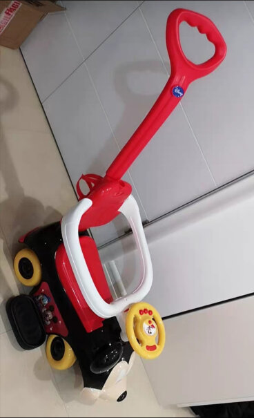 迪士尼麦昆儿童助步推车宝宝扭扭车方向盘上的闪烁和音乐需要电池吗？
