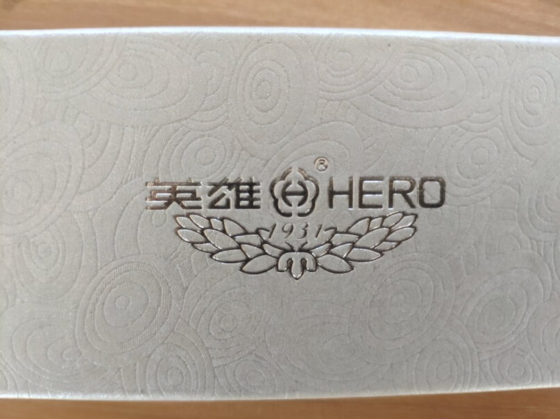 英雄钢笔382商务办公铱金钢笔签字笔有礼盒包装吗？
