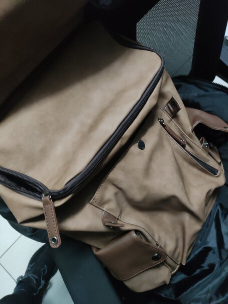 迪德DiDe双肩包男士大容量电脑背包多功能旅行男包学生书包17寸的笔记本能放下吗？