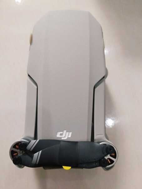 DJI Mini 2 无人机拍的照片和视频会自动存在无人机内存卡上还是手机上？