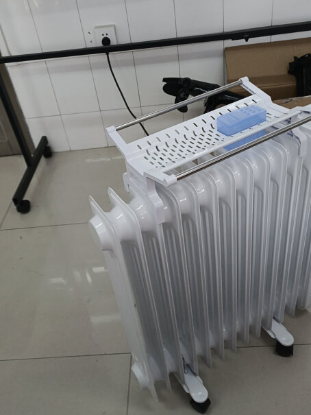 TCL取暖器怎么安装底座啊。看不懂？