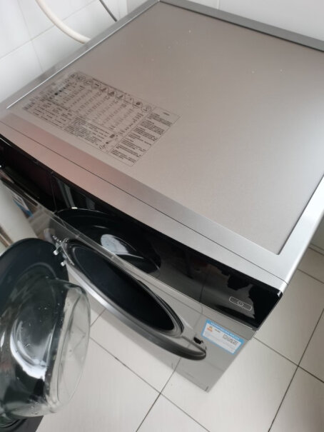 海尔滚筒洗衣机全自动10公斤洗烘一体我想问有三个格，洗衣液放在哪个格子里？