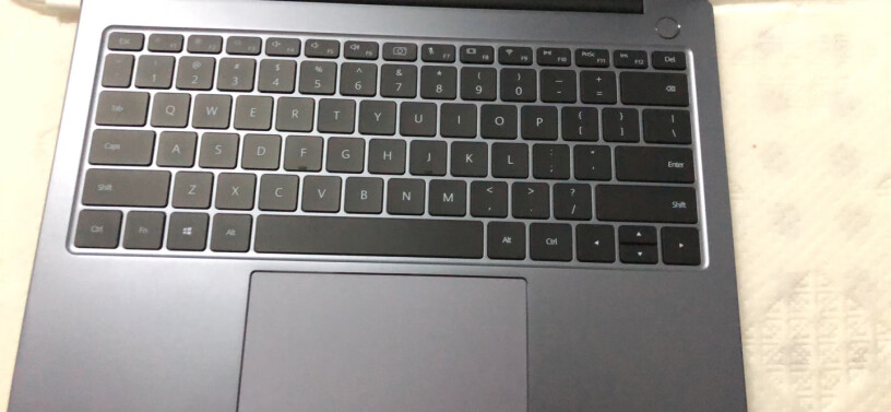 华为笔记本电脑MateBook摄像头在哪 键盘上么？