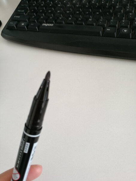 得力deli黑色双头记号笔美术绘画勾线笔12支是黑色的吗？