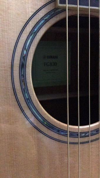 雅马哈FGX830CBL黑色民谣电箱吉他缺角有调音器吗？好像没有见到？