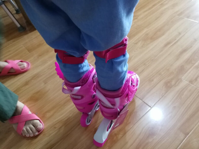 单排轮滑鞋迪士尼Disney轮滑鞋儿童溜冰鞋八轮全闪轮滑冰鞋套装到底要怎么选择,质量到底怎么样好不好？