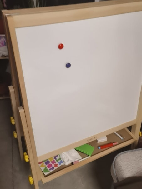 得力deli儿童双面磁性可升降画板立式画架写字板有白板笔吗？