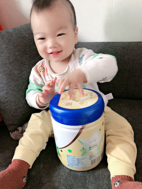 飞鹤星飞帆较大婴儿配方奶粉每桶都自带量勺吗？