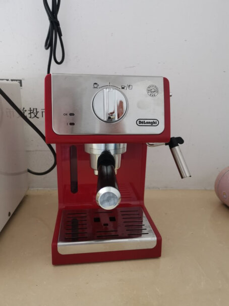 德龙咖啡机趣享系列半自动咖啡机机身红色部分是不锈钢喷漆还是塑料的？