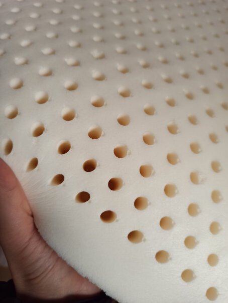京东京造乳胶天然造梦享93枕头按摩颗粒泰国这款没有透气孔？