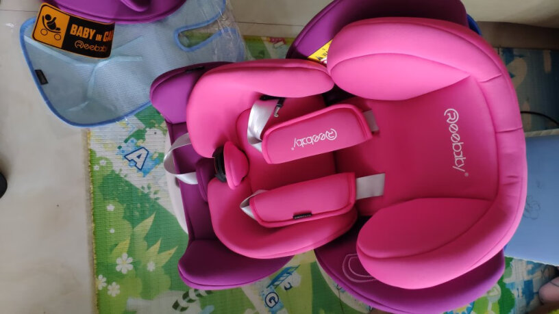 瑞贝乐reebaby汽车儿童安全座椅ISOFIX接口这款座椅，宝宝坐的接触面软吗，软硬度如何？