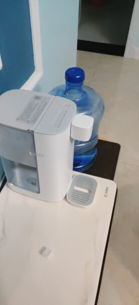 小米有品心想即热饮水机接出来的水一股特别明显的塑料味儿，都一个月了还这样，不知道用了什么垃圾材料！