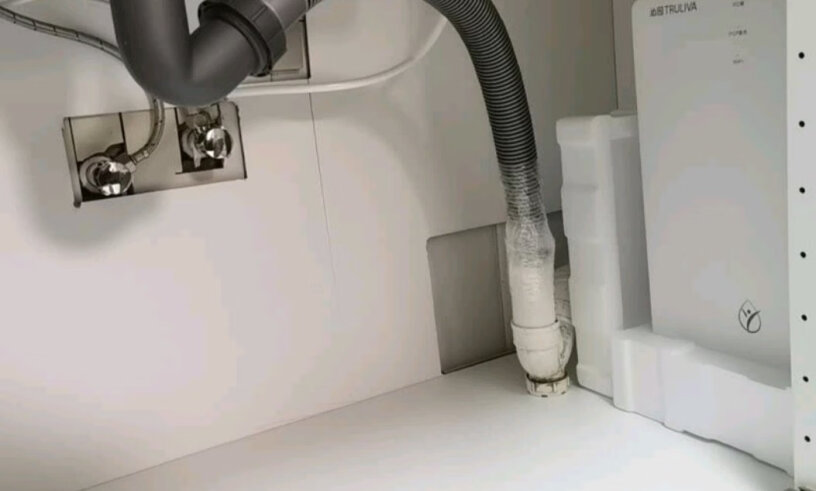 沁园家用厨房净水器直饮自来水过滤器请问你们安装了，出水会白色吗？有泡泡？